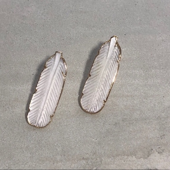 ❗️LAST❗️Carved Shell Feather Earrings - Picture 3 of 5